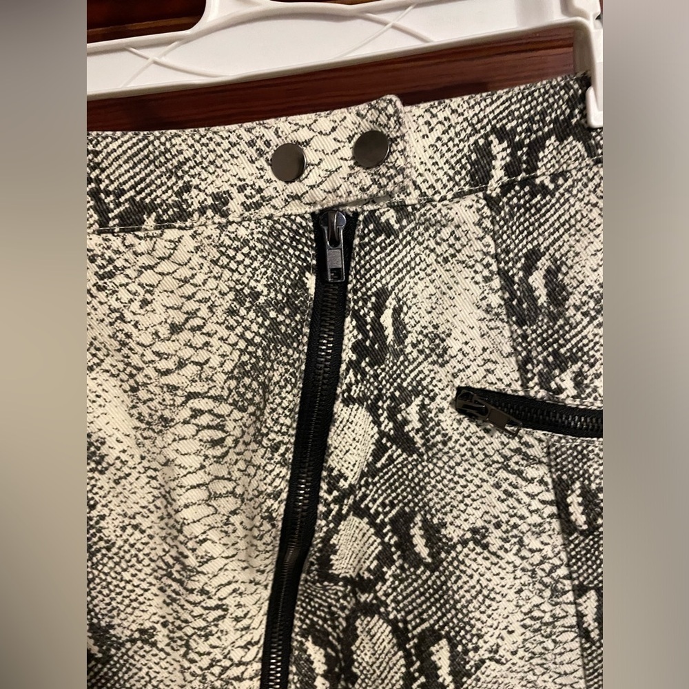 RedBerry Fashion// Francesca‘s Snakeskin Skirt *make offers* - Picture 3 of 8
